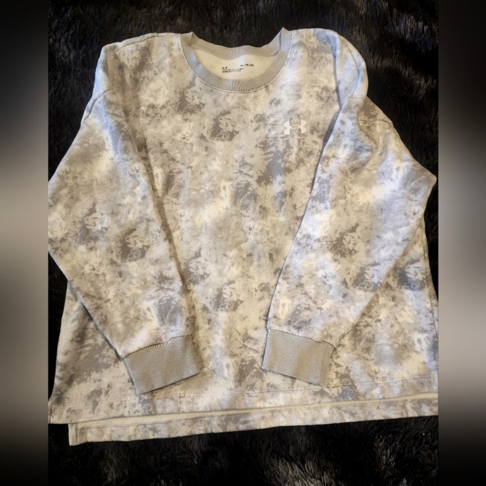 XL Women's Under Armour Black and Gray sweatshirt